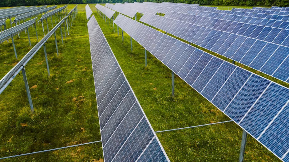 Aerial view of solar panels in a green field, Rossville, GA. - aurinkopaneeli asuntoautoon valintaopas